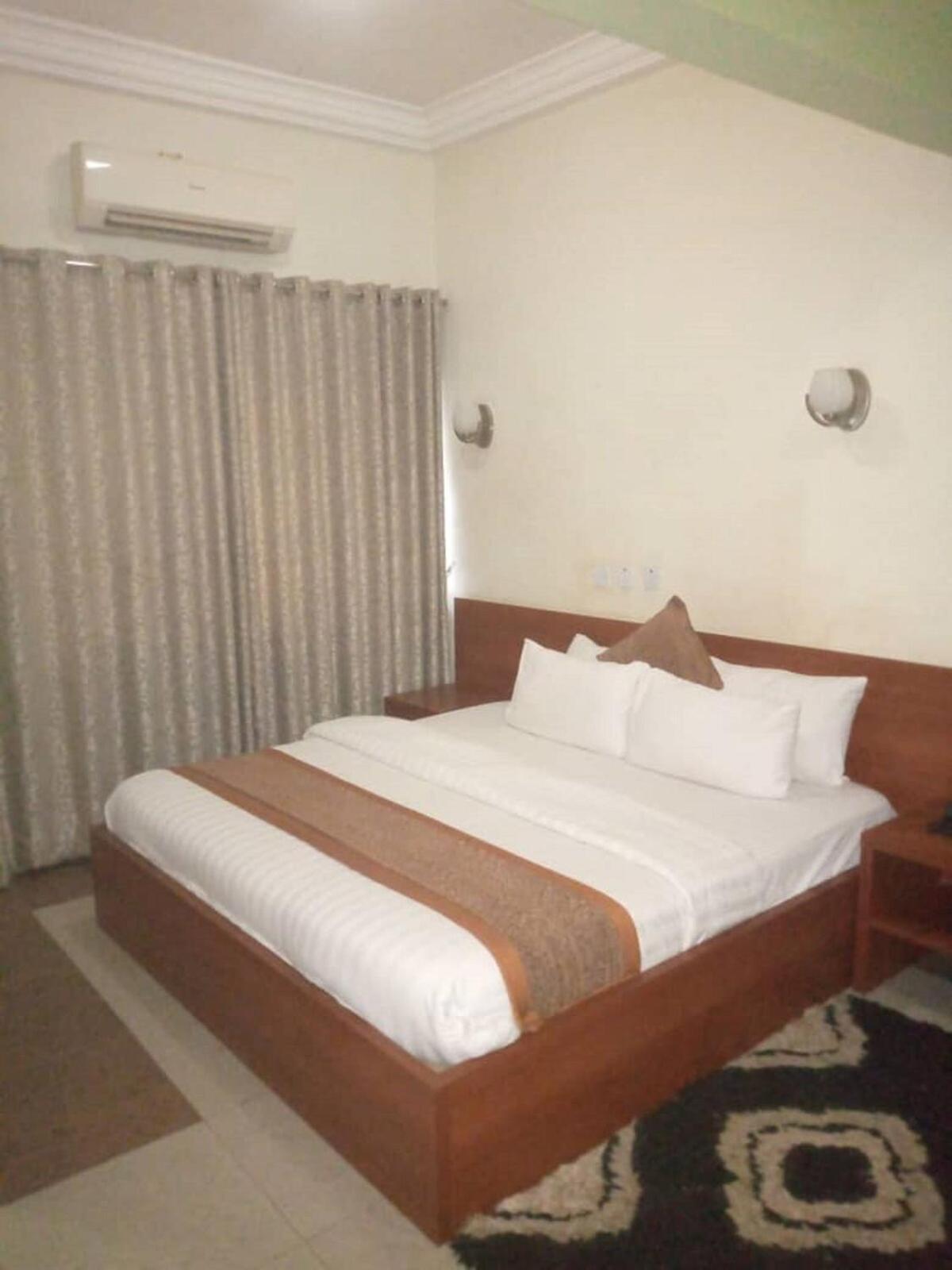Ozom Hotel Enugu Exteriör bild